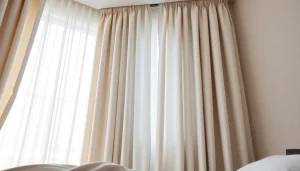 Verduisterende gordijnen creëren een rustige en serene slaapkamer omgeving.